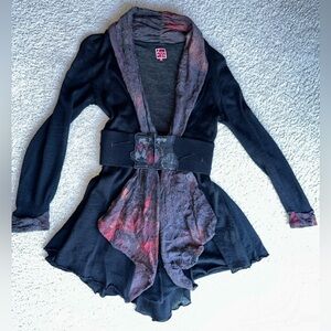 Aventures des Toiles Designer Chic belted top